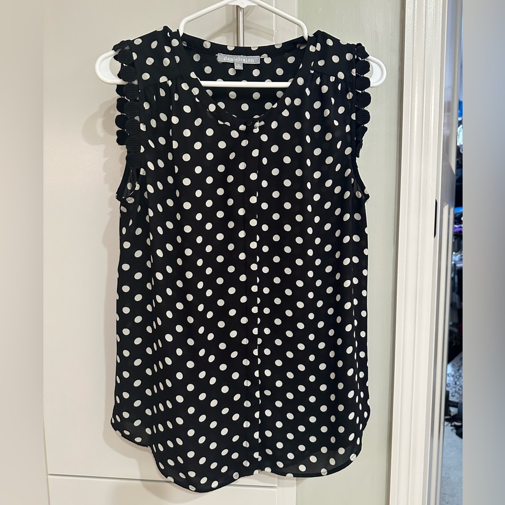Daniel Rainn Black and White Button Front Sleeveless Blouse